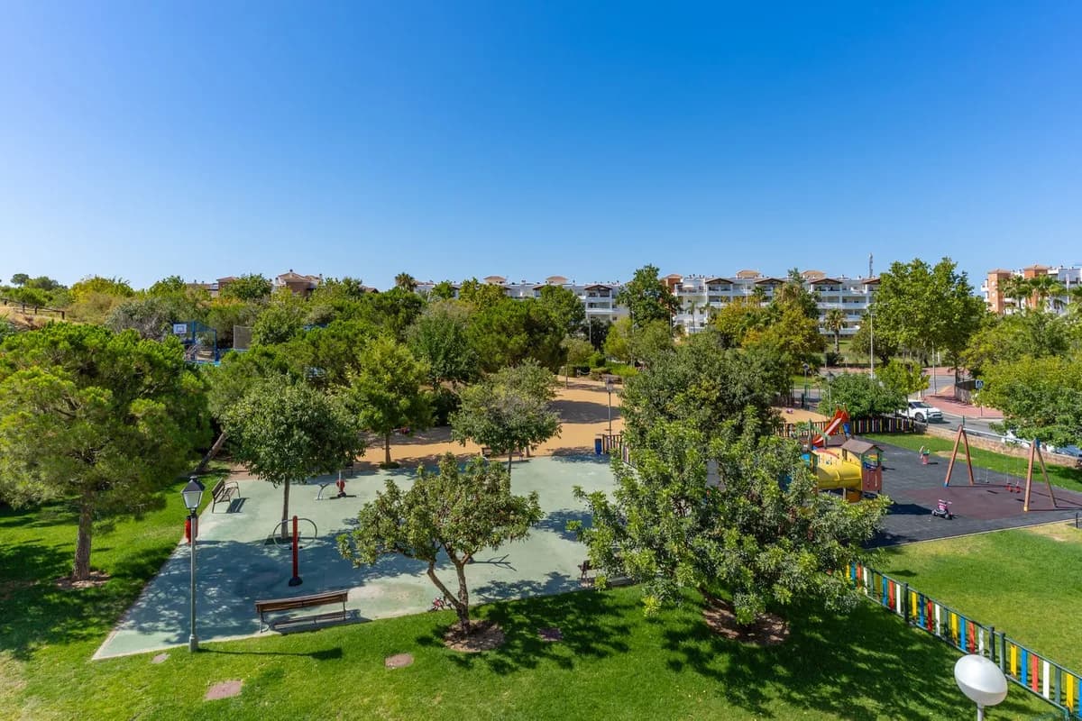 2 Bedroom Middle Floor Apartment for Sale in Benalmadena Pueblo, Málaga - Image 5
