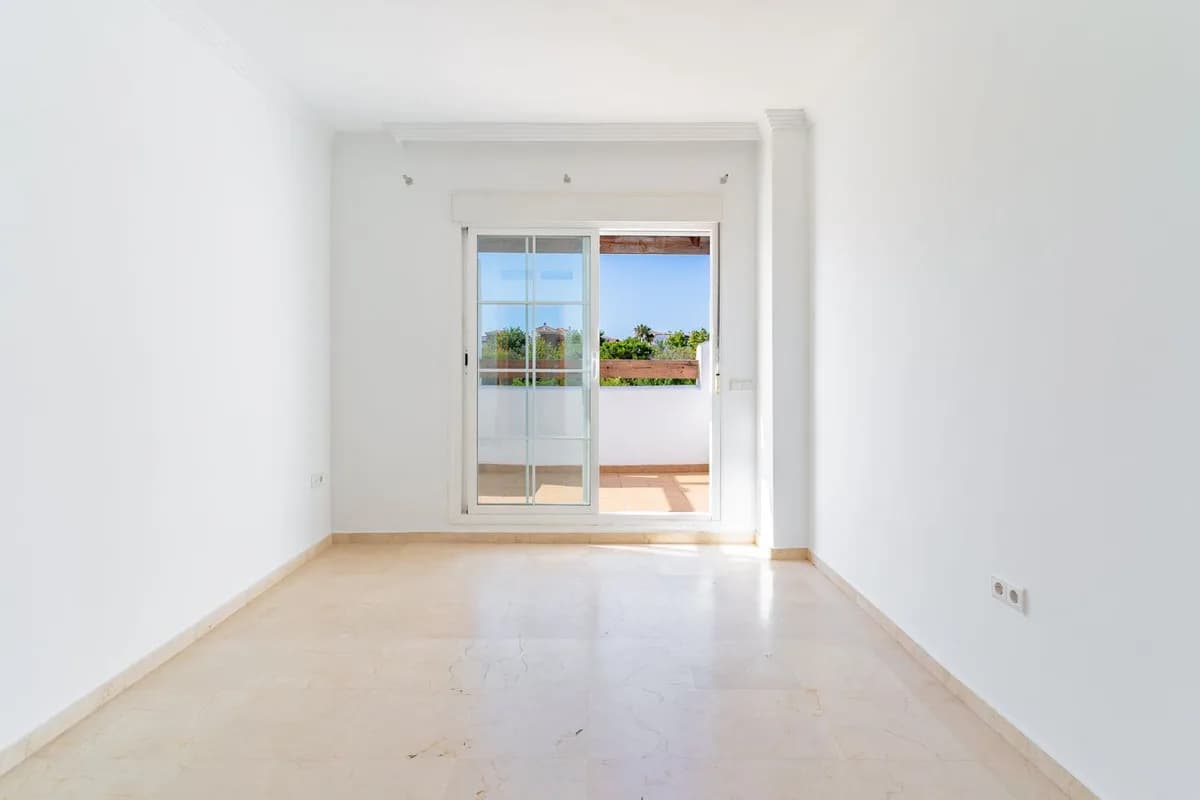 2 Bedroom Middle Floor Apartment for Sale in Benalmadena Pueblo, Málaga - Image 9