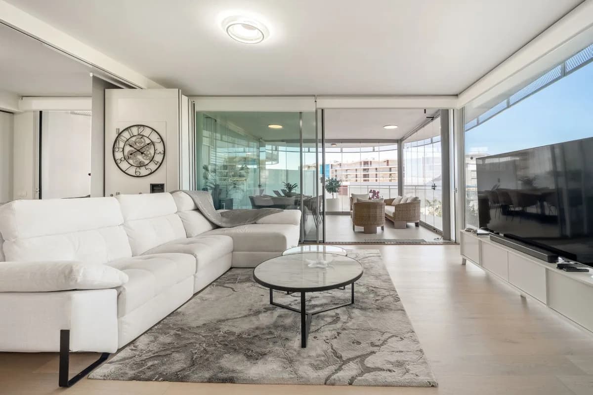 2 Bedroom Middle Floor Apartment for Sale in Fuengirola, Málaga - Image 2