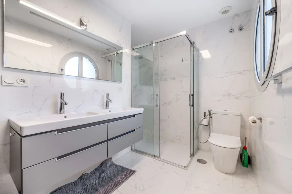 2 Bedroom Middle Floor Apartment for Sale in Fuengirola, Málaga - Image 9