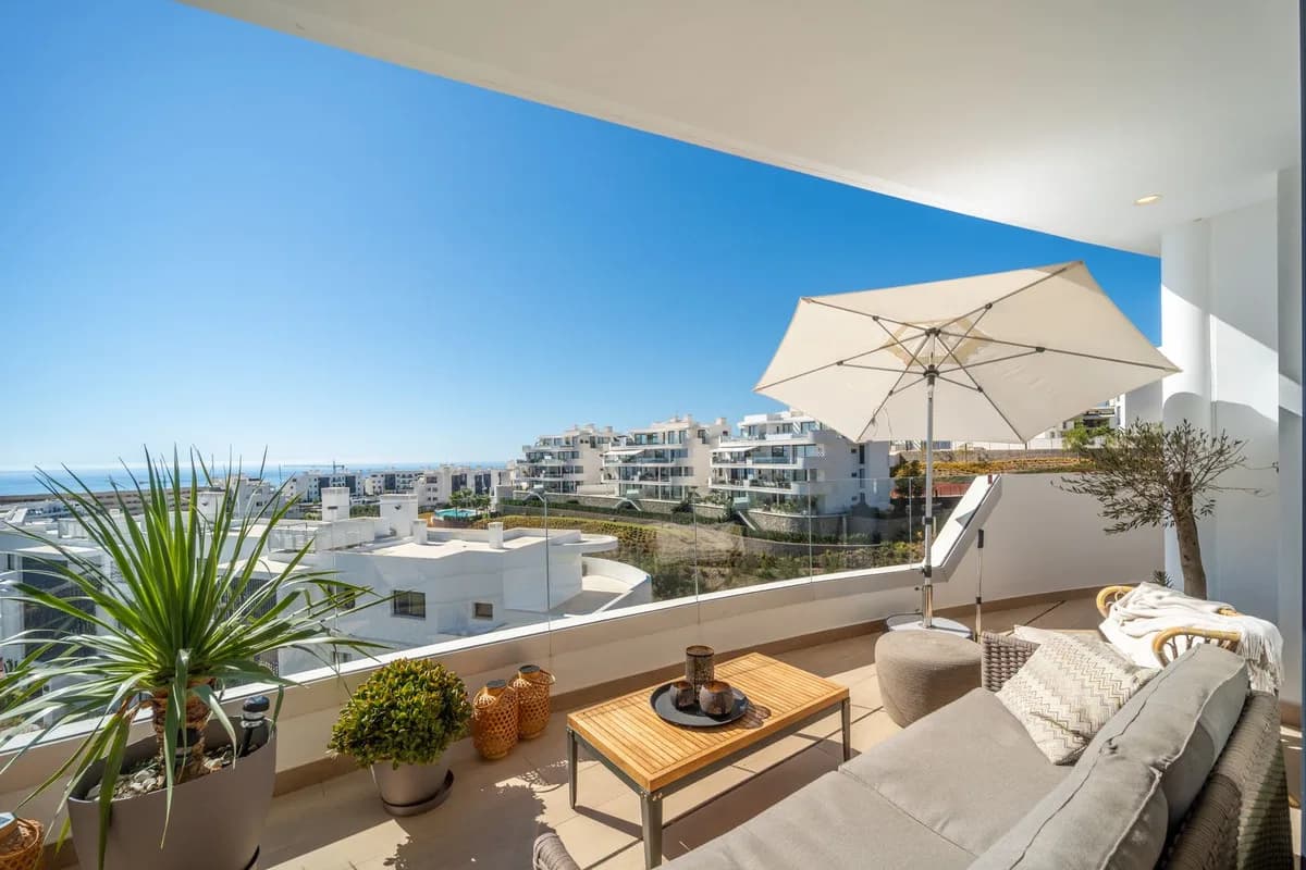 4 Bedroom Middle Floor Apartment for Sale in Fuengirola, Málaga - Image 2