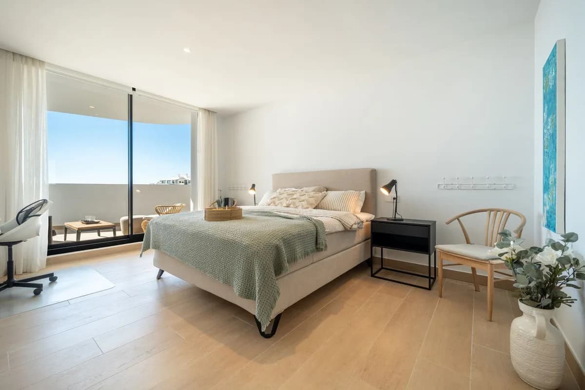 4 Bedroom Middle Floor Apartment for Sale in Fuengirola, Málaga - Image 5