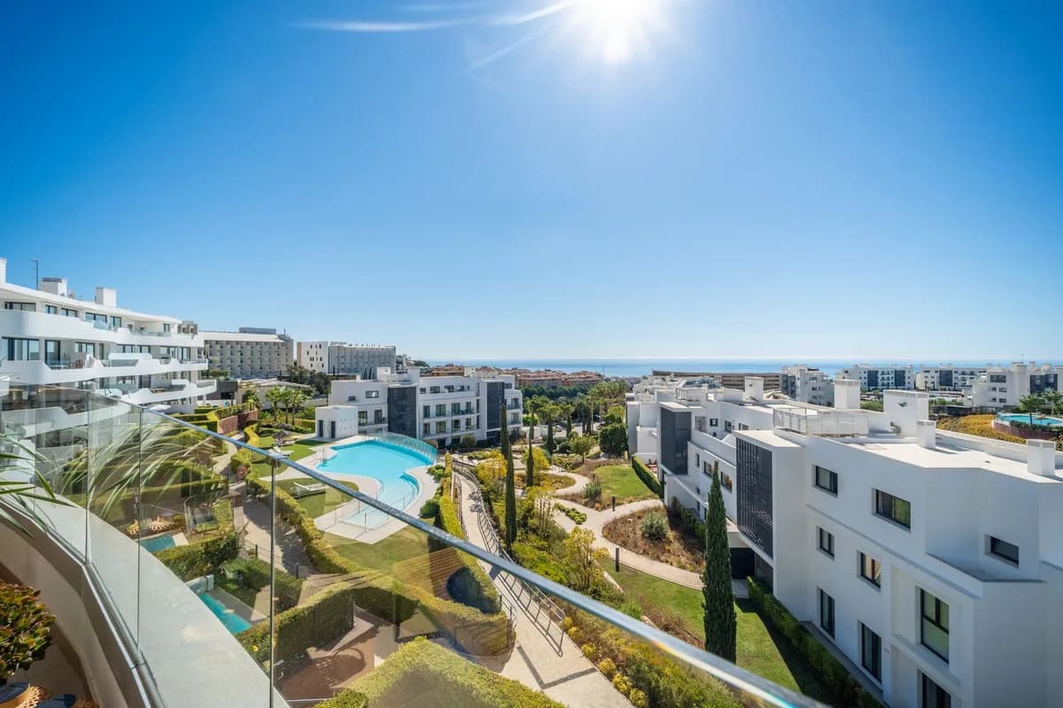 4 Bedroom Middle Floor Apartment for Sale in Fuengirola, Málaga - Image 6