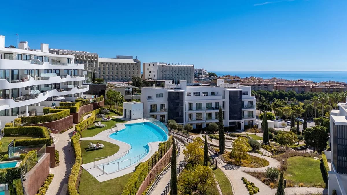 4 Bedroom Middle Floor Apartment for Sale in Fuengirola, Málaga - Image 7