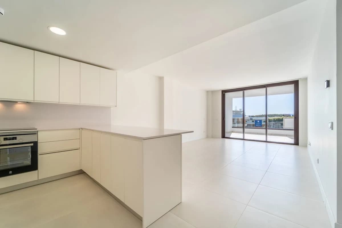 3 Bedroom Middle Floor Apartment for Sale in Fuengirola, Málaga - Image 8