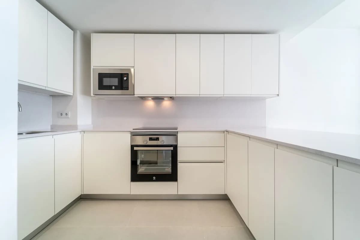 3 Bedroom Middle Floor Apartment for Sale in Fuengirola, Málaga - Image 9