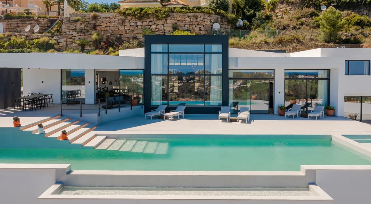 6 Bedroom Detached Villa for Sale in Benahavís, Málaga