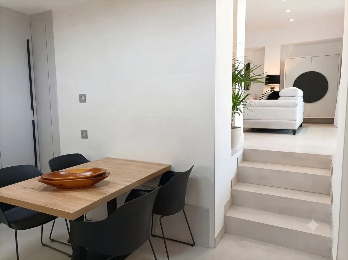 3 Bedroom Middle Floor Apartment for Sale in Torremolinos, Málaga - Image 5