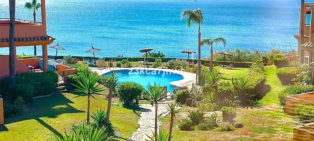 3 Bedroom Middle Floor Apartment for Sale in Estepona, Málaga - Image 4