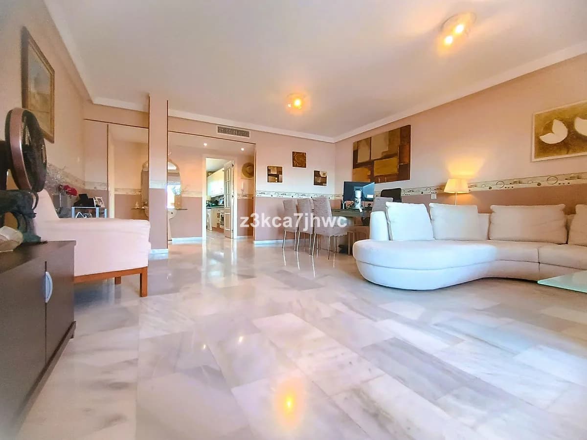 3 Bedroom Middle Floor Apartment for Sale in Estepona, Málaga - Image 7