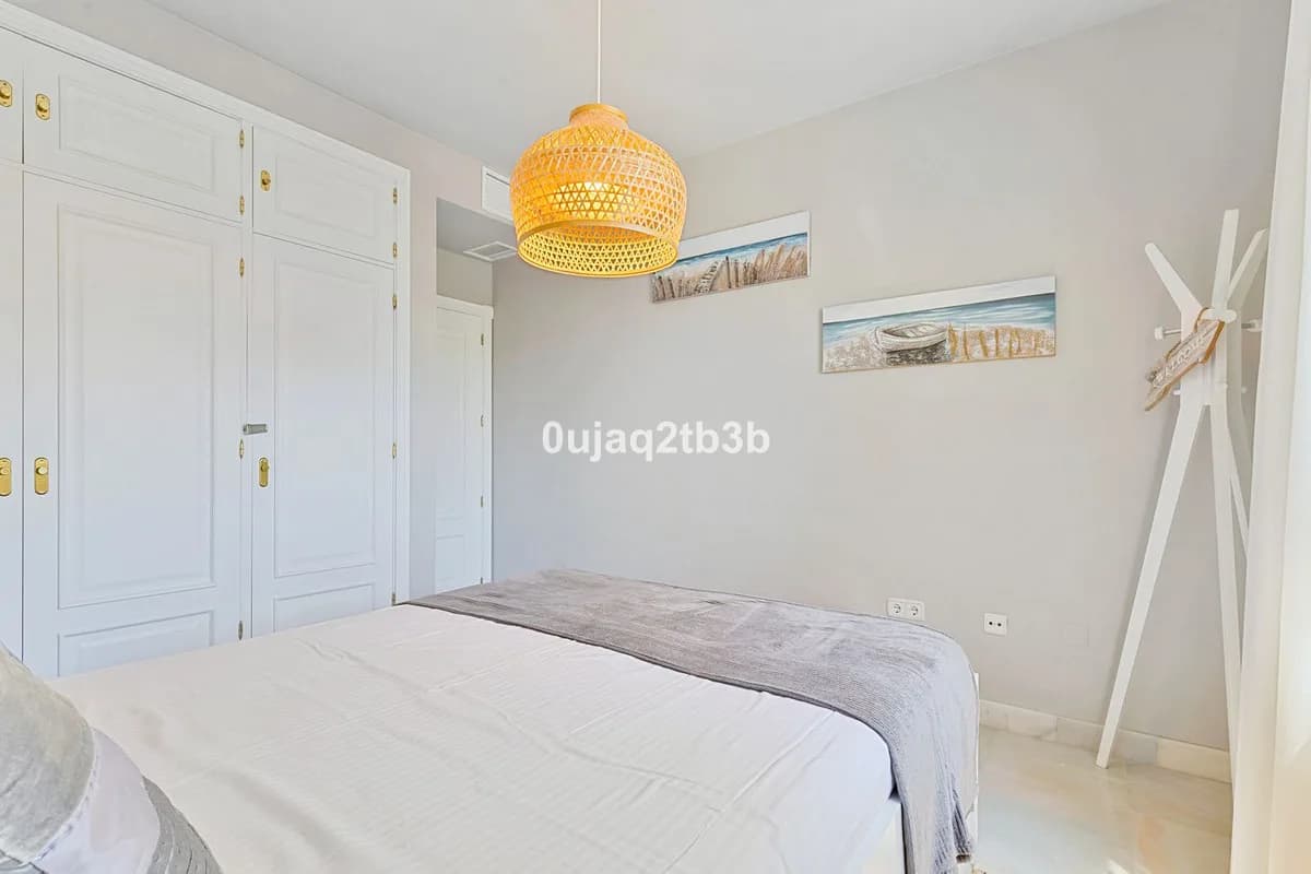 2 Bedroom Middle Floor Apartment for Sale in Aloha, Málaga - Image 2