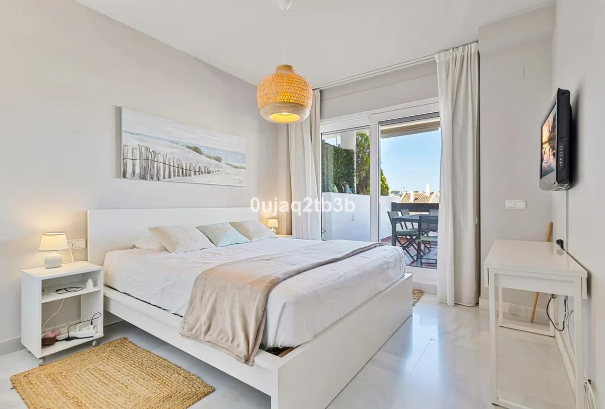 2 Bedroom Middle Floor Apartment for Sale in Aloha, Málaga - Image 5