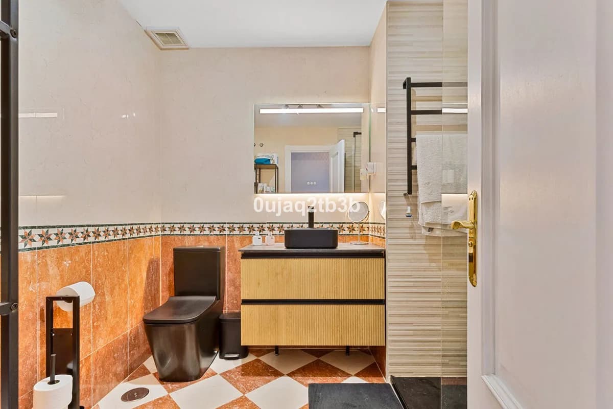 2 Bedroom Middle Floor Apartment for Sale in Aloha, Málaga - Image 7