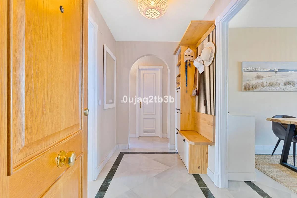 2 Bedroom Middle Floor Apartment for Sale in Aloha, Málaga - Image 9