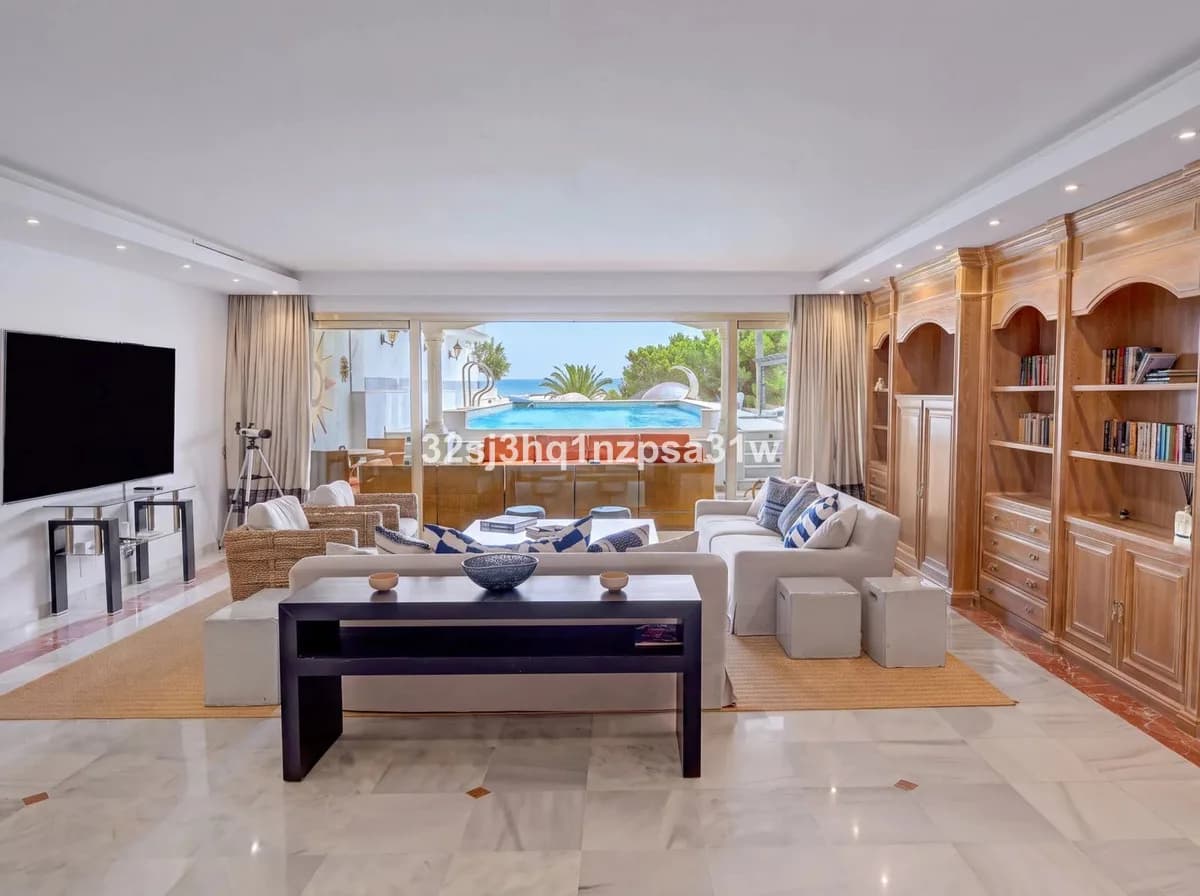 6 Bedroom Middle Floor Apartment for Sale in Puerto Banús, Málaga