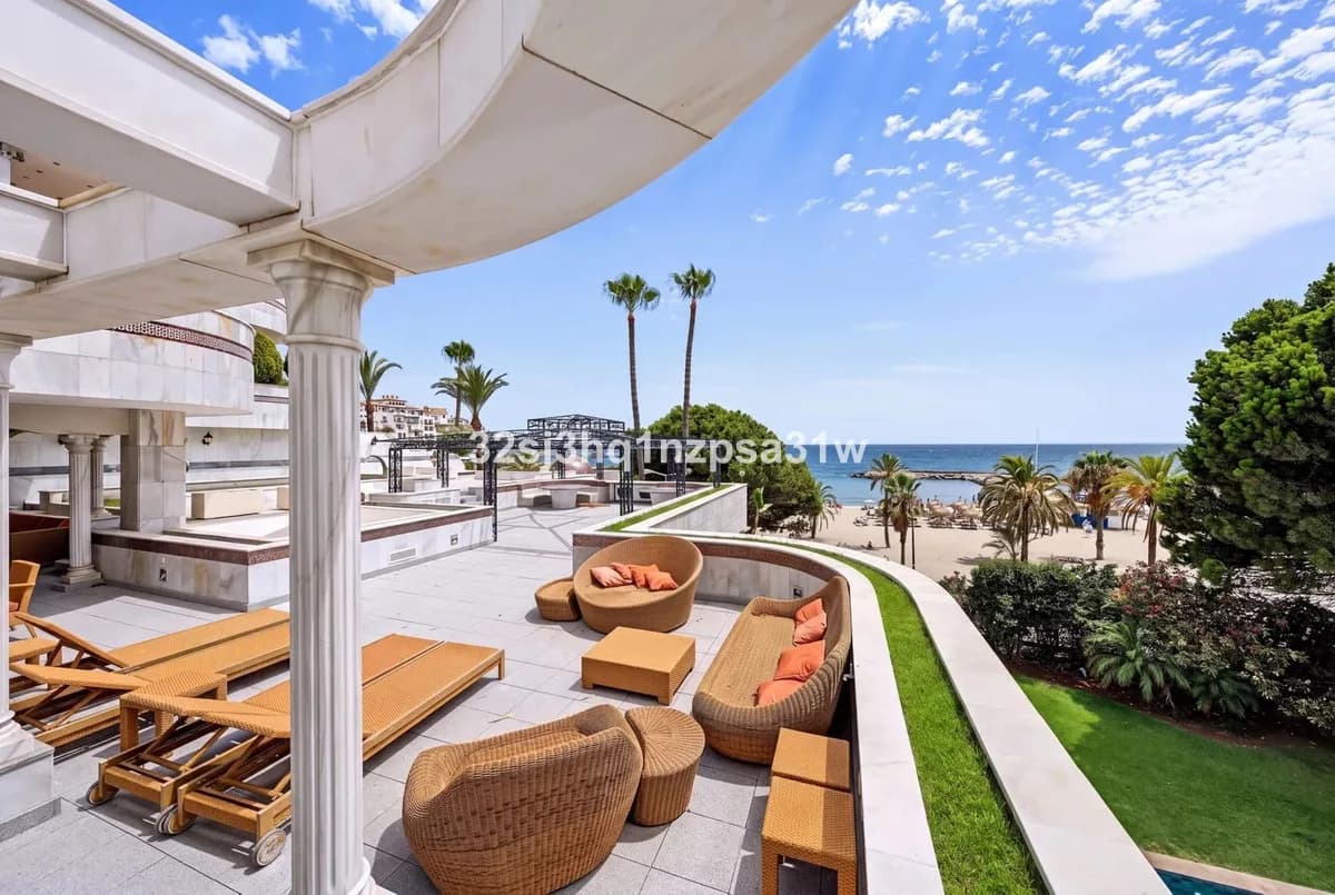 6 Bedroom Middle Floor Apartment for Sale in Puerto Banús, Málaga - Image 2