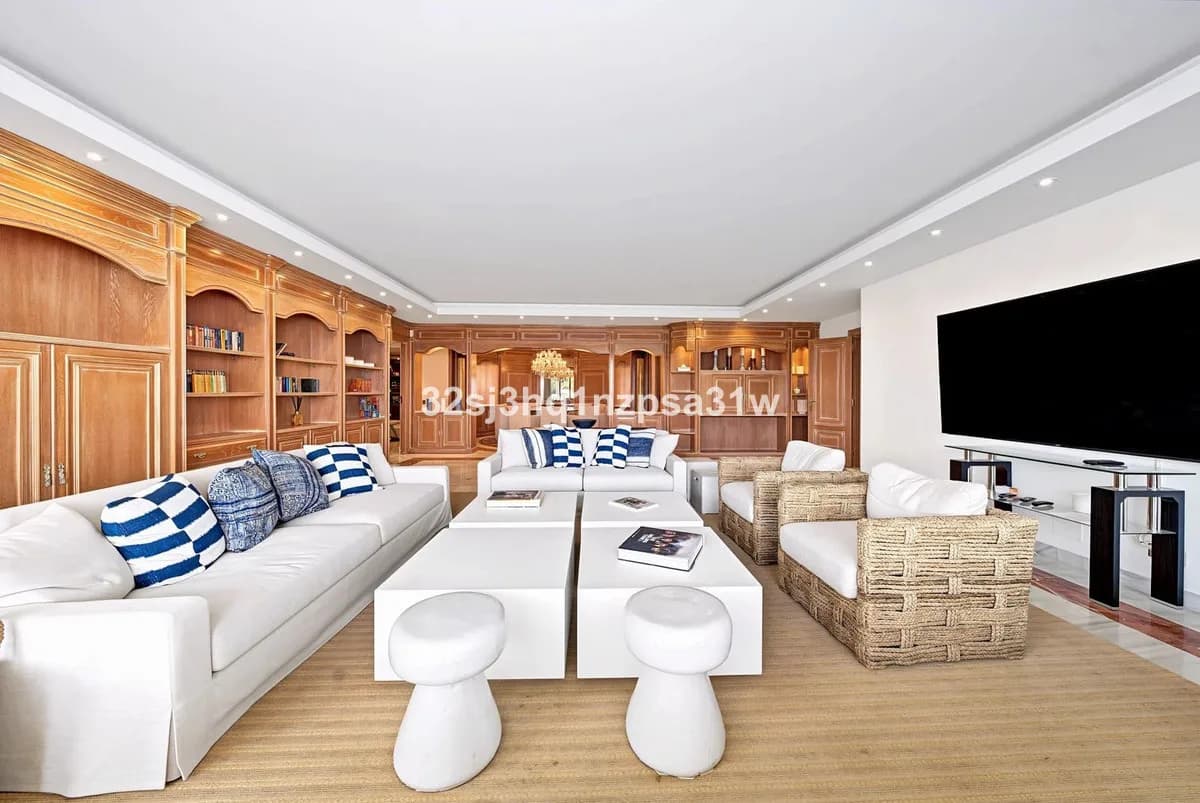 6 Bedroom Middle Floor Apartment for Sale in Puerto Banús, Málaga - Image 4