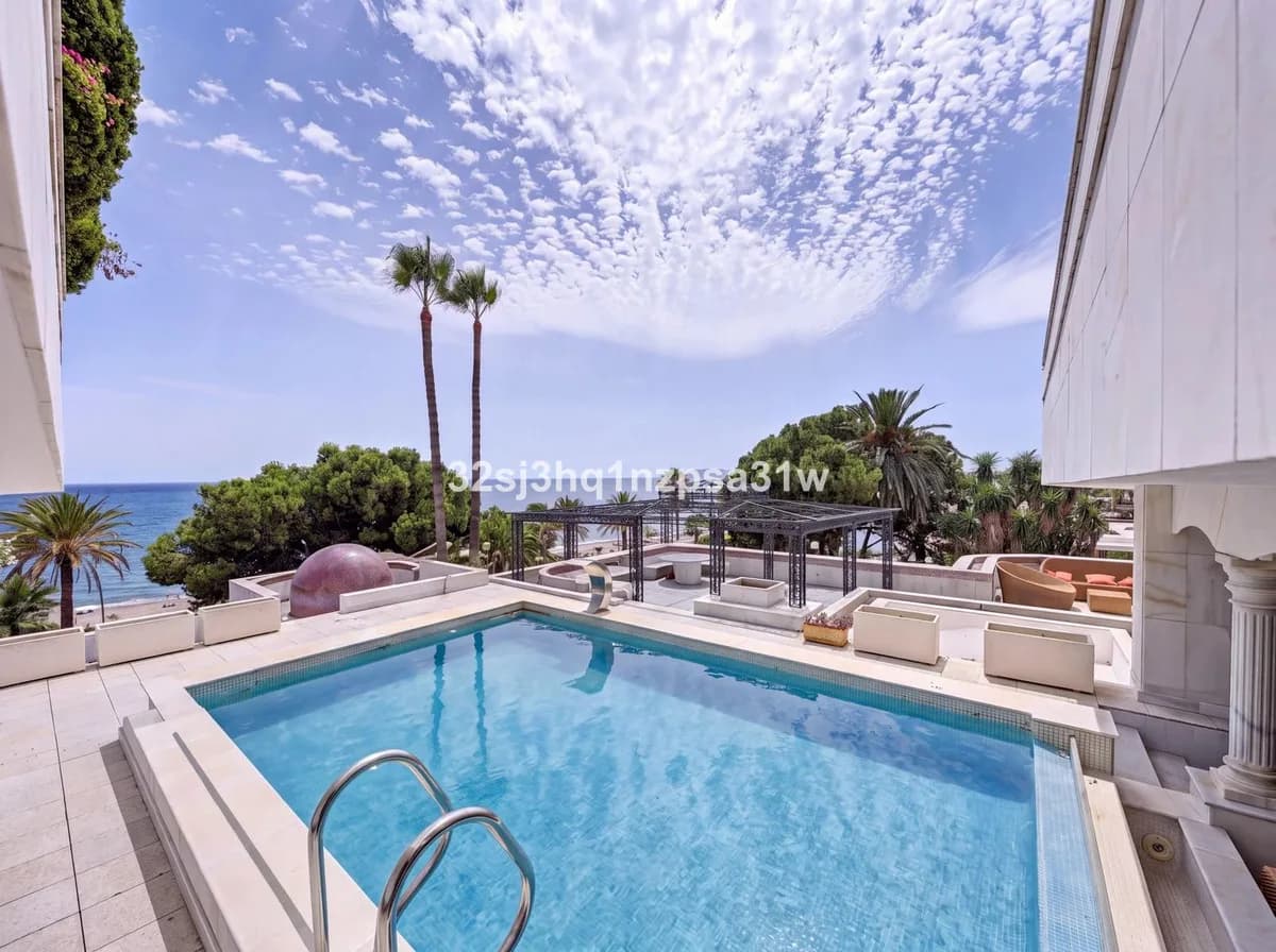 6 Bedroom Middle Floor Apartment for Sale in Puerto Banús, Málaga - Image 5