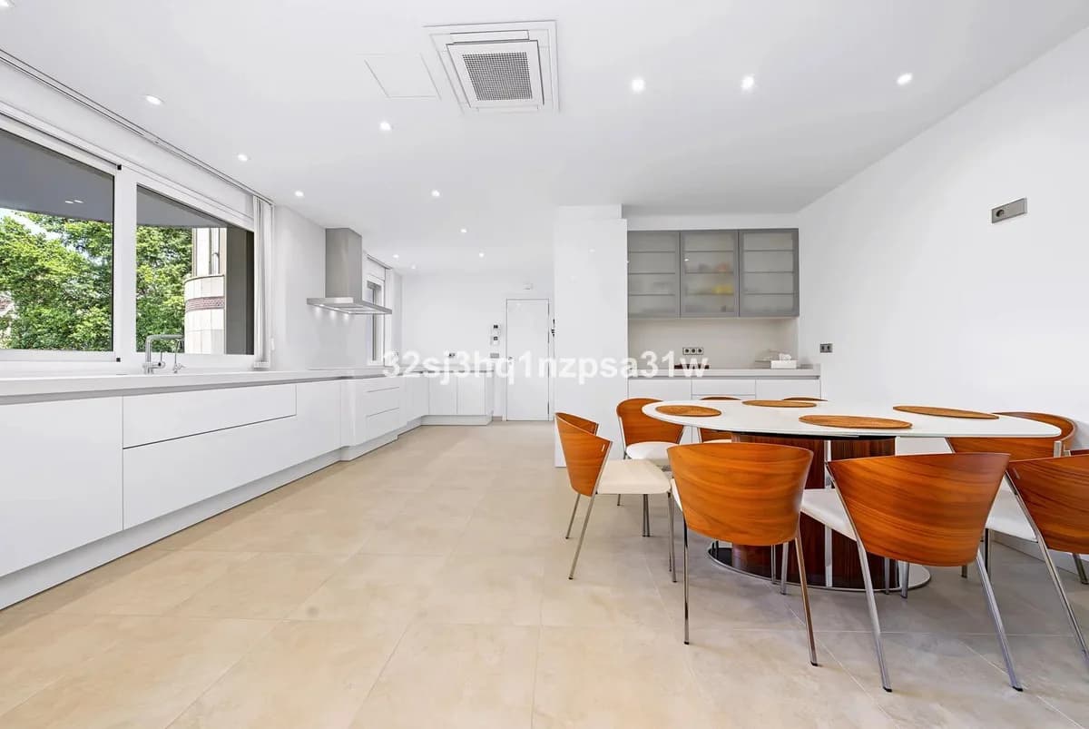 6 Bedroom Middle Floor Apartment for Sale in Puerto Banús, Málaga - Image 7