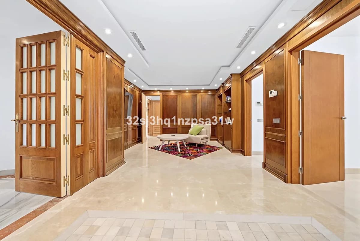 6 Bedroom Middle Floor Apartment for Sale in Puerto Banús, Málaga - Image 8