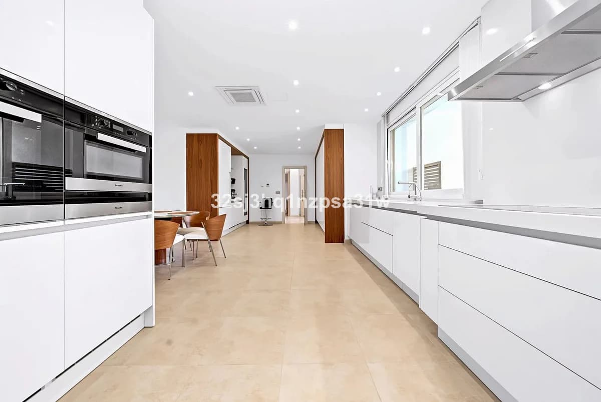 6 Bedroom Middle Floor Apartment for Sale in Puerto Banús, Málaga - Image 9