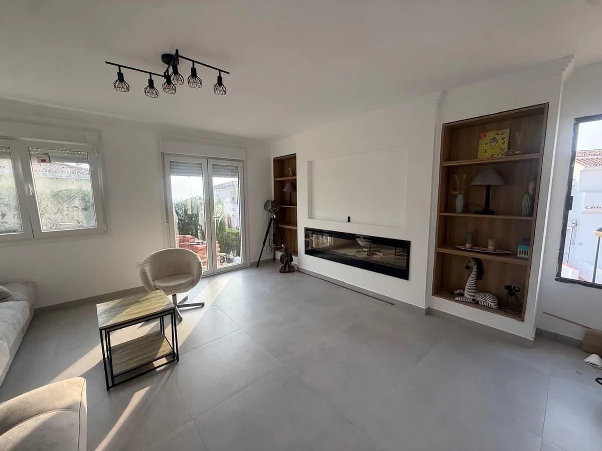 3 Bedroom Semi-Detached House for Sale in Manilva, Málaga - Image 3