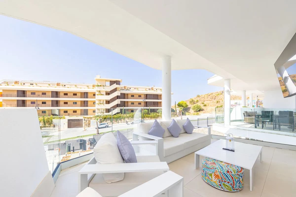 3 Bedroom Middle Floor Apartment for Sale in Fuengirola, Málaga - Image 2