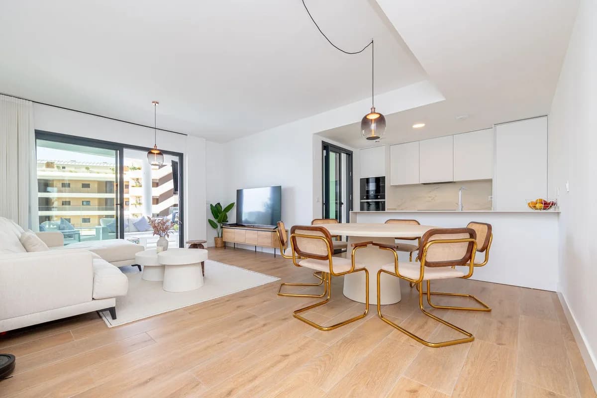 3 Bedroom Middle Floor Apartment for Sale in Fuengirola, Málaga - Image 9