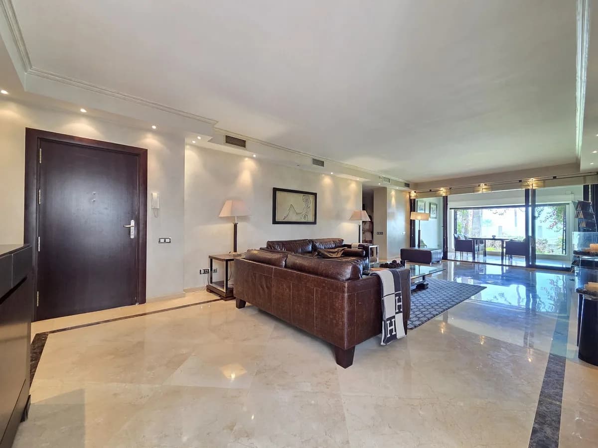 2 Bedroom Ground Floor Apartment for Sale in Puerto Banús, Málaga - Image 5