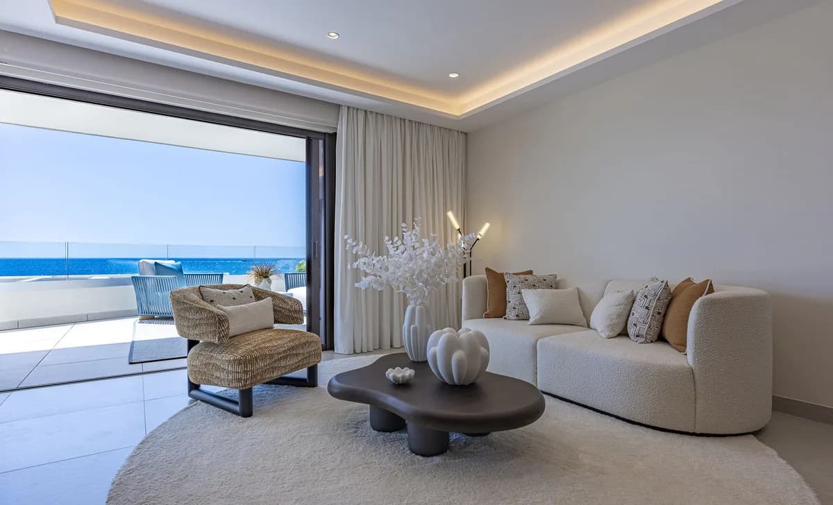 2 Bedroom Middle Floor Apartment for Sale in New Golden Mile, Málaga - Image 4