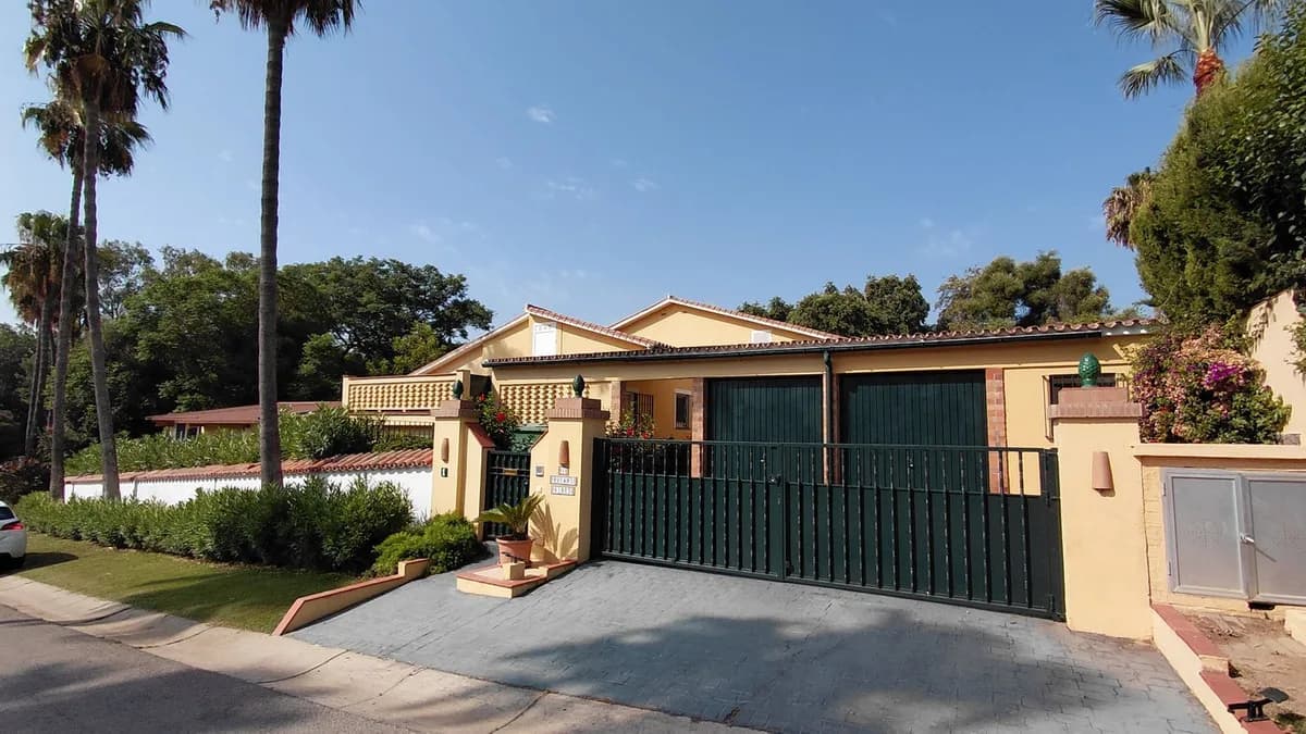 5 Bedroom Detached Villa for Sale in Sotogrande Costa, Cádiz - Image 5
