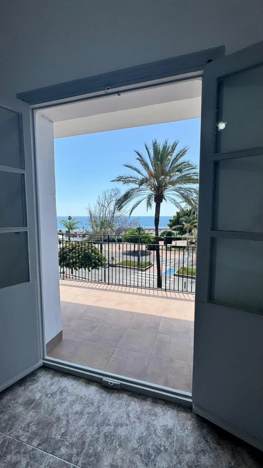 3 Bedroom Middle Floor Apartment for Sale in Estepona, Málaga - Image 4