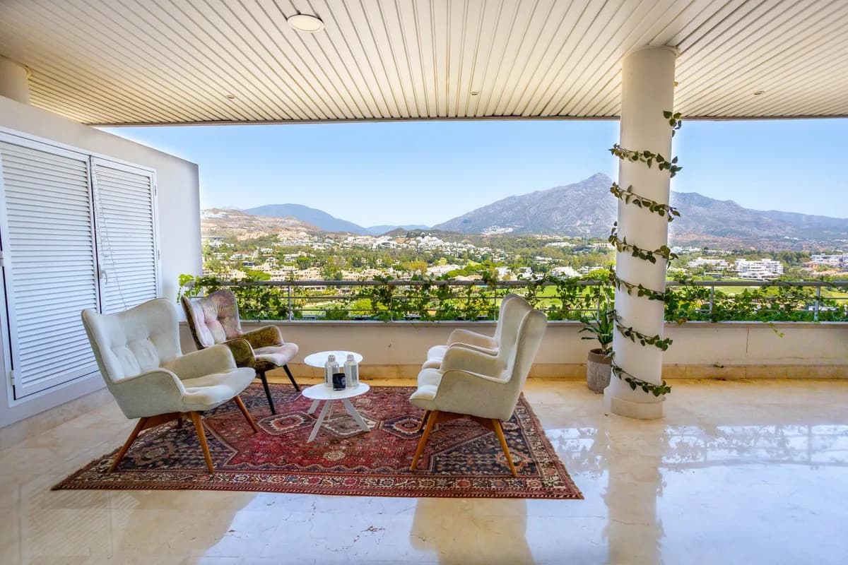 2 Bedroom Middle Floor Apartment for Sale in Nueva Andalucía, Málaga - Image 6