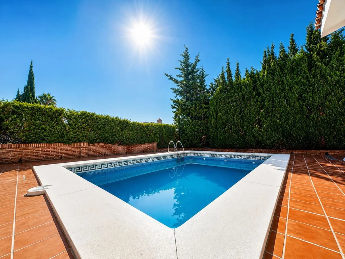 4 Bedroom Detached Villa for Sale in Río Real, Málaga - Image 2