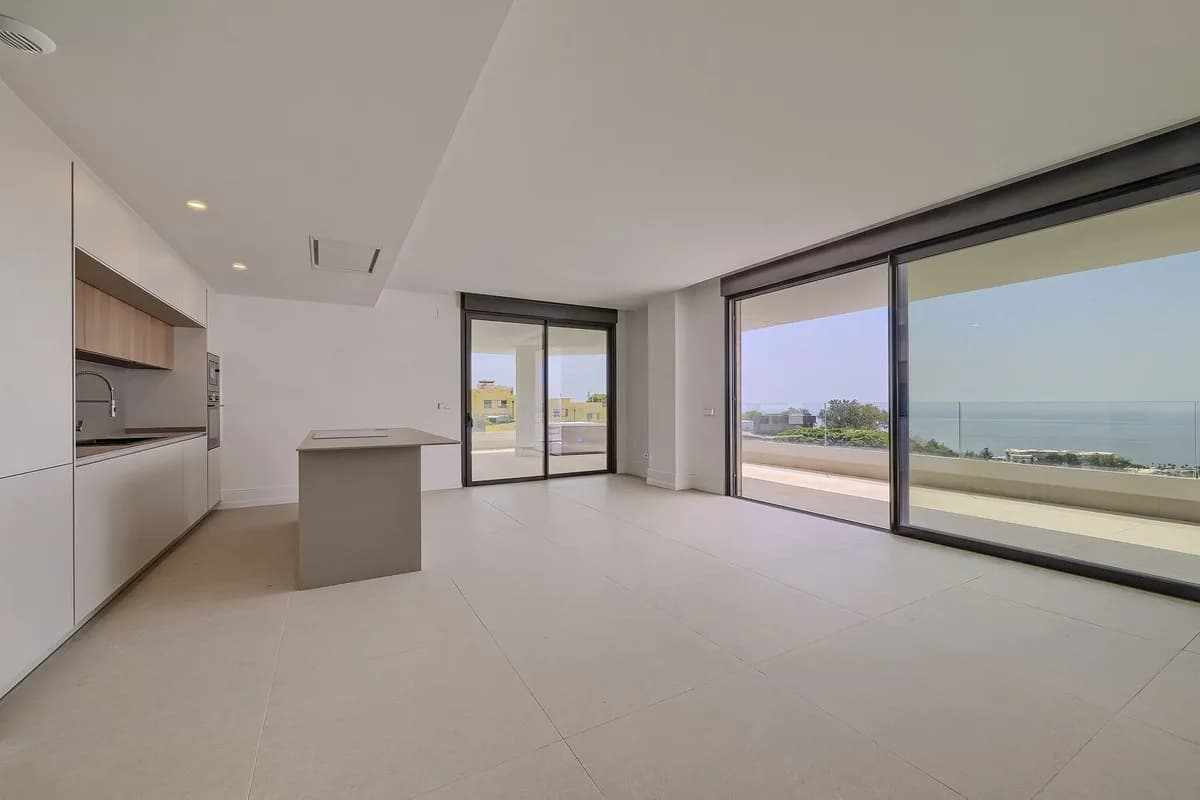 3 Bedroom Middle Floor Apartment for Sale in Benalmadena, Málaga - Image 7
