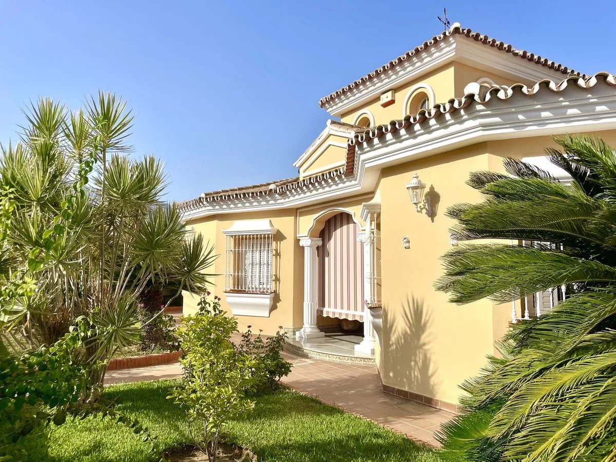 4 Bedroom Detached Villa for Sale in Las Lagunas, Málaga - Image 2