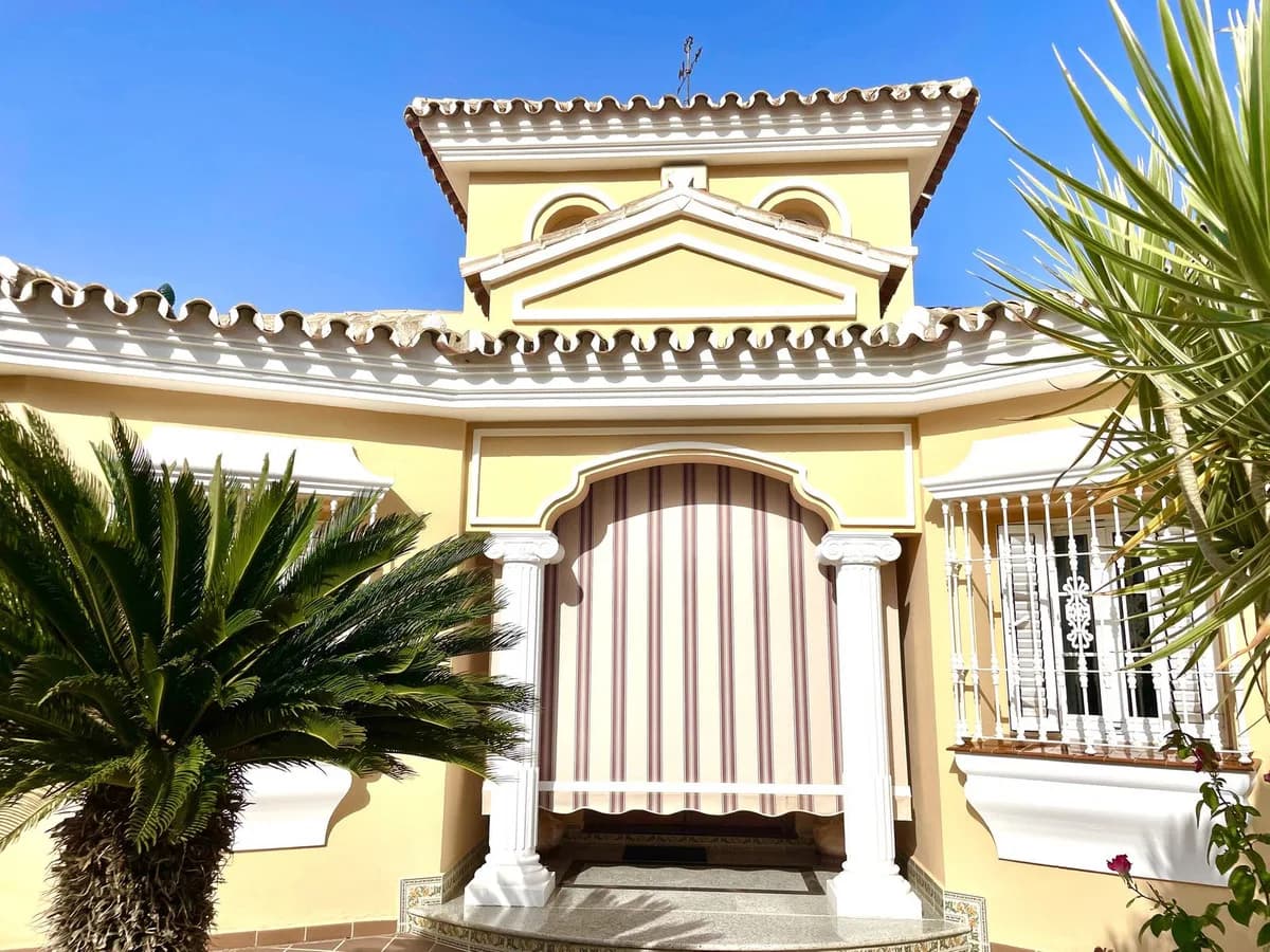 4 Bedroom Detached Villa for Sale in Las Lagunas, Málaga - Image 3
