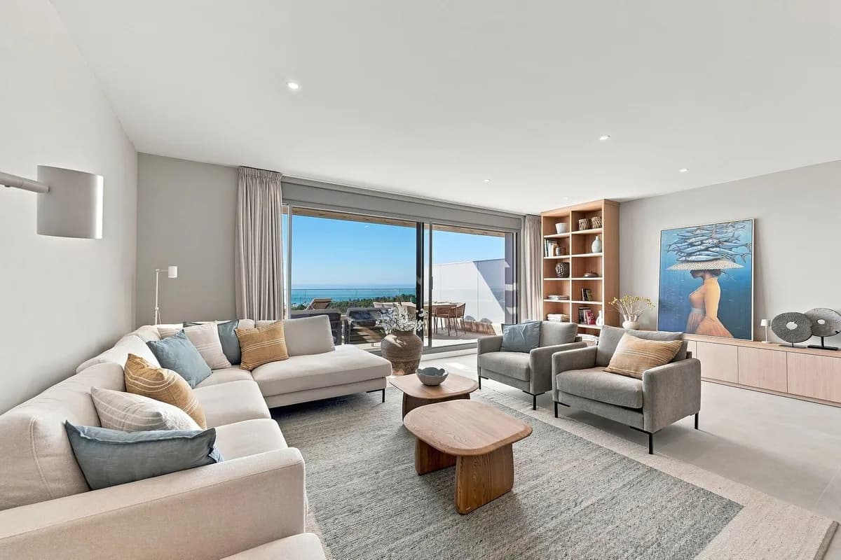 3 Bedroom Middle Floor Apartment for Sale in Estepona, Málaga - Image 4