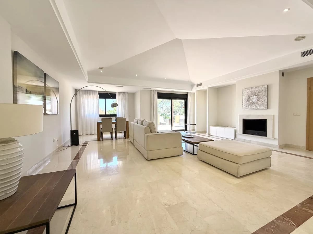 2 Bedroom Top Floor Apartment for Sale in Puerto Banús, Málaga - Image 2