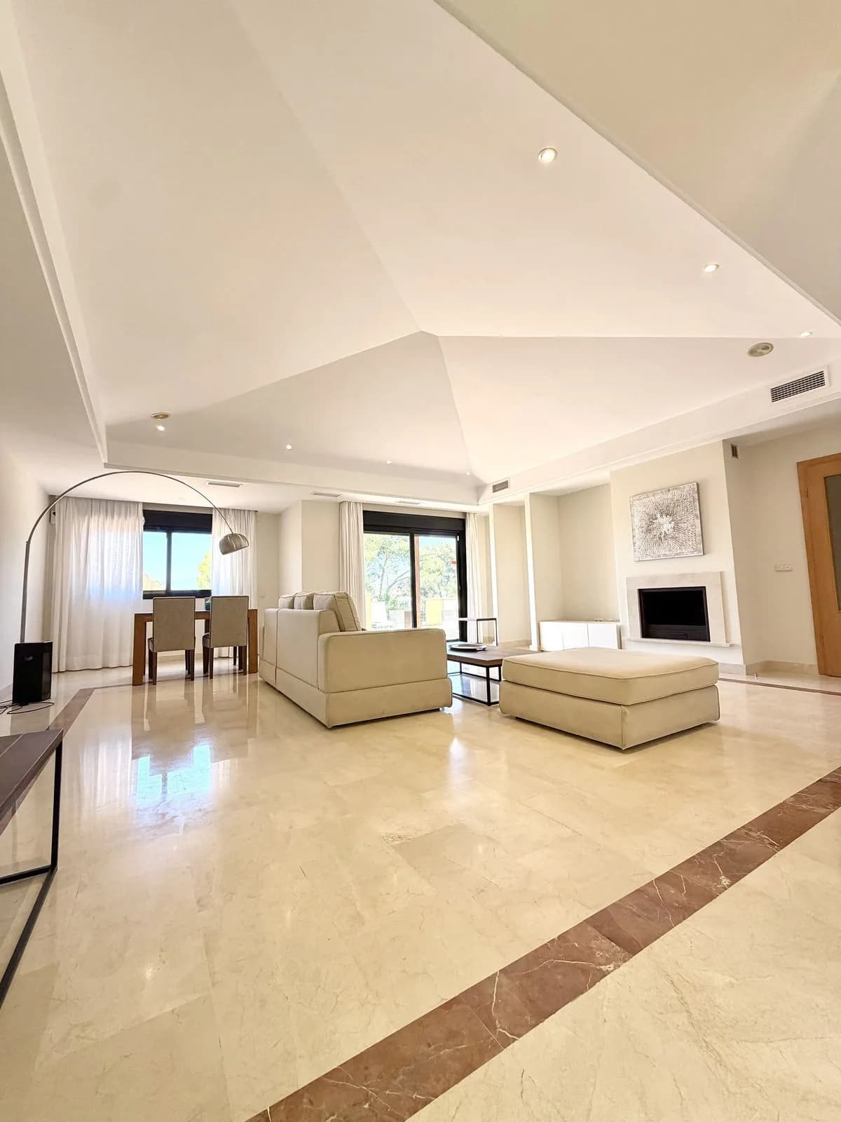 2 Bedroom Top Floor Apartment for Sale in Puerto Banús, Málaga - Image 4