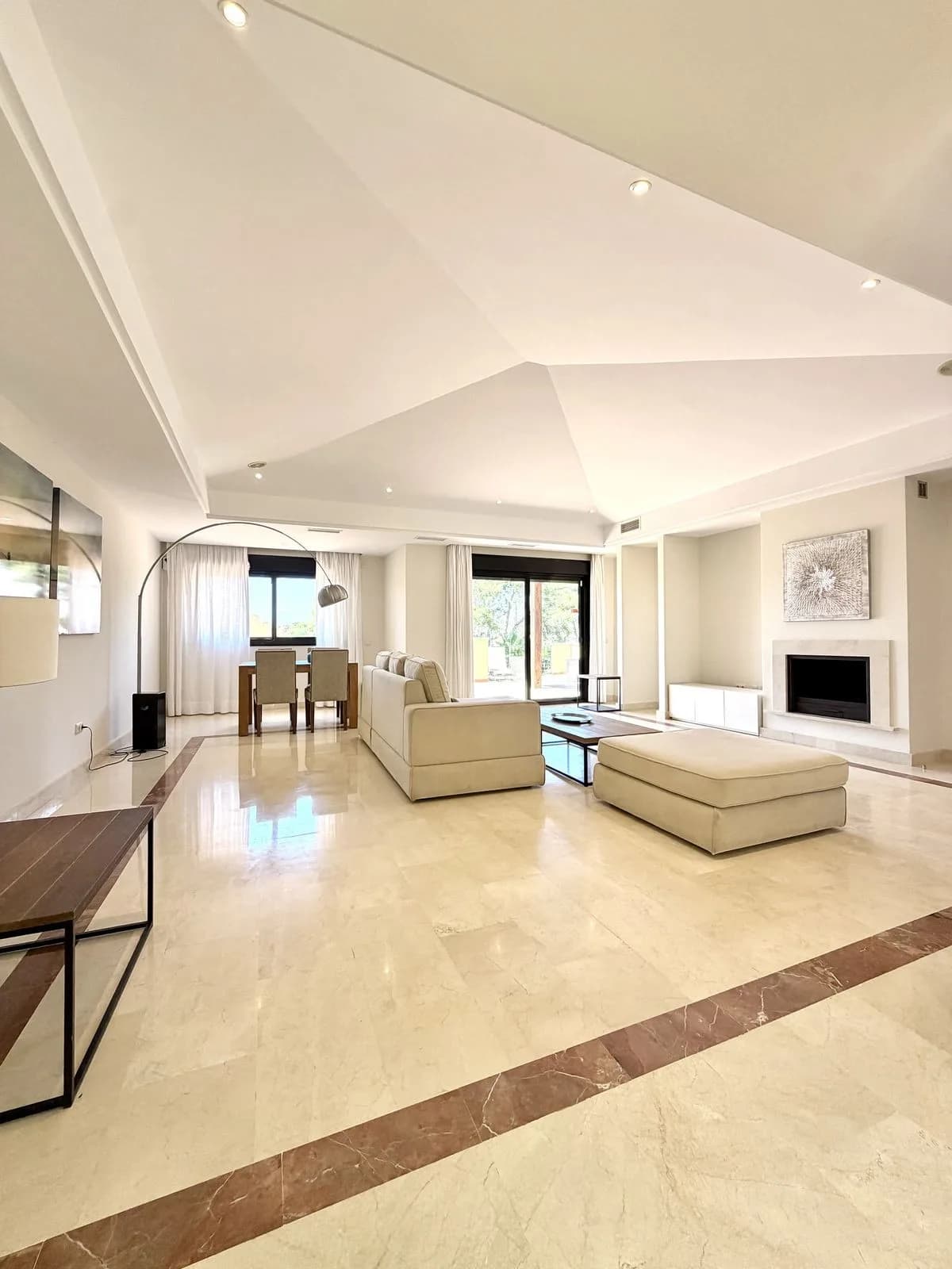 2 Bedroom Top Floor Apartment for Sale in Puerto Banús, Málaga - Image 7