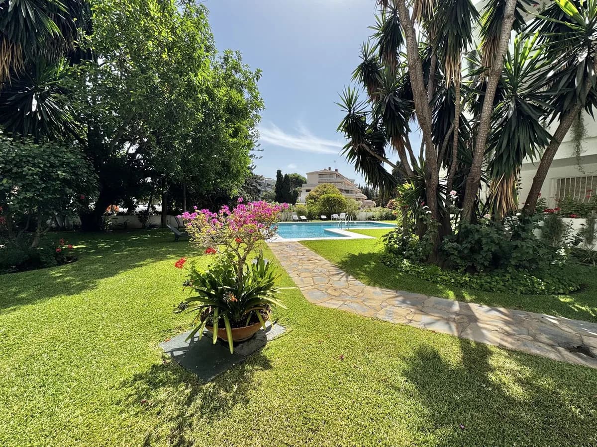2 Bedroom Middle Floor Apartment for Sale in Nueva Andalucía, Málaga - Image 6