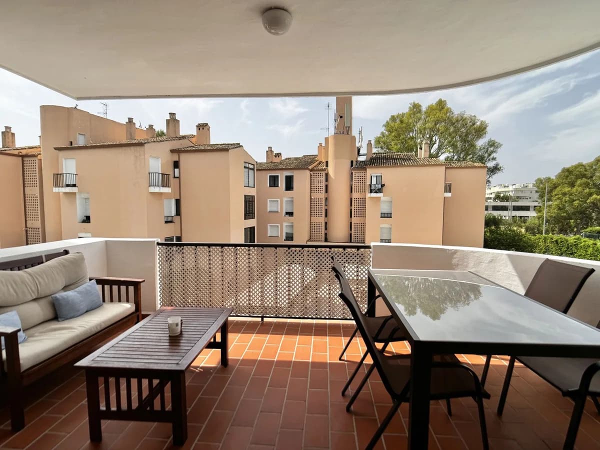 2 Bedroom Middle Floor Apartment for Sale in Nueva Andalucía, Málaga - Image 7