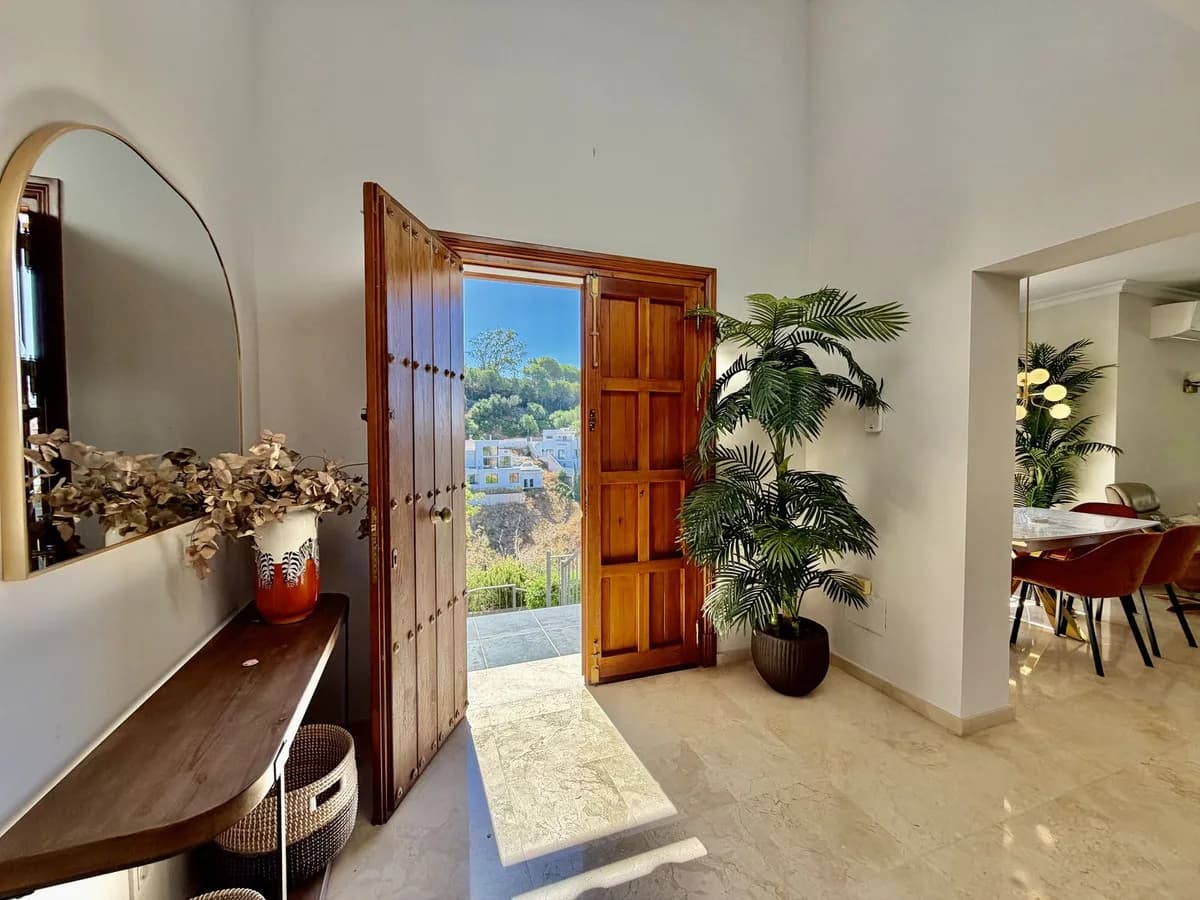 4 Bedroom Detached Villa for Sale in El Rosario, Málaga - Image 6