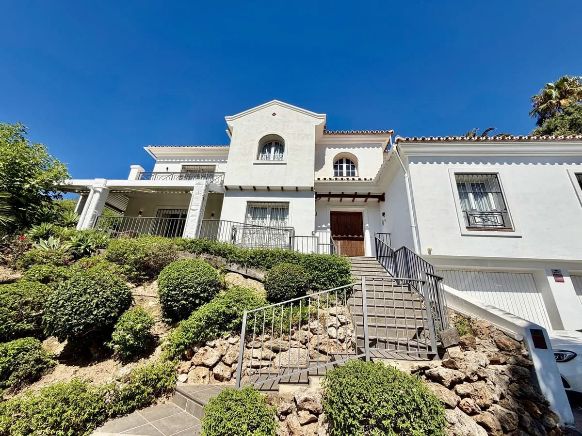 4 Bedroom Detached Villa for Sale in El Rosario, Málaga - Image 7