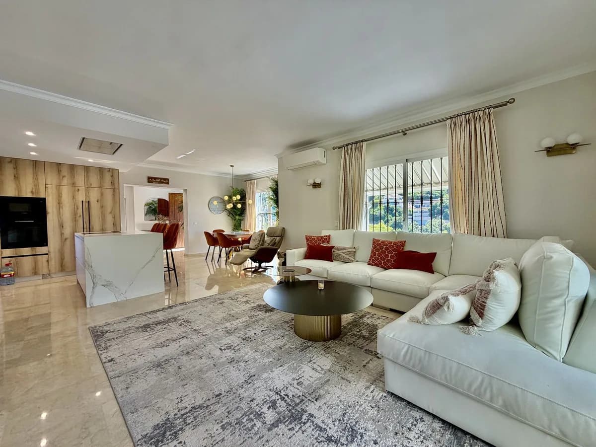 4 Bedroom Detached Villa for Sale in El Rosario, Málaga - Image 9