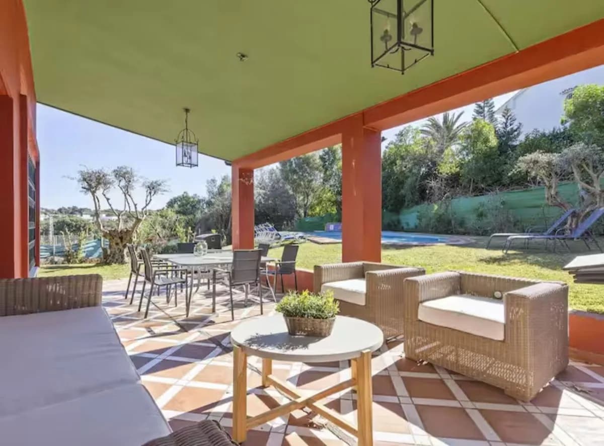 6 Bedroom Detached Villa for Sale in Elviria, Málaga - Image 2