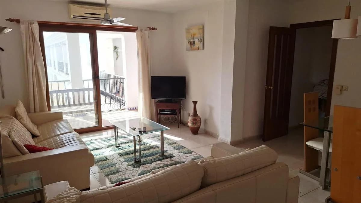 3 Bedroom Middle Floor Apartment for Sale in La Duquesa, Málaga - Image 4