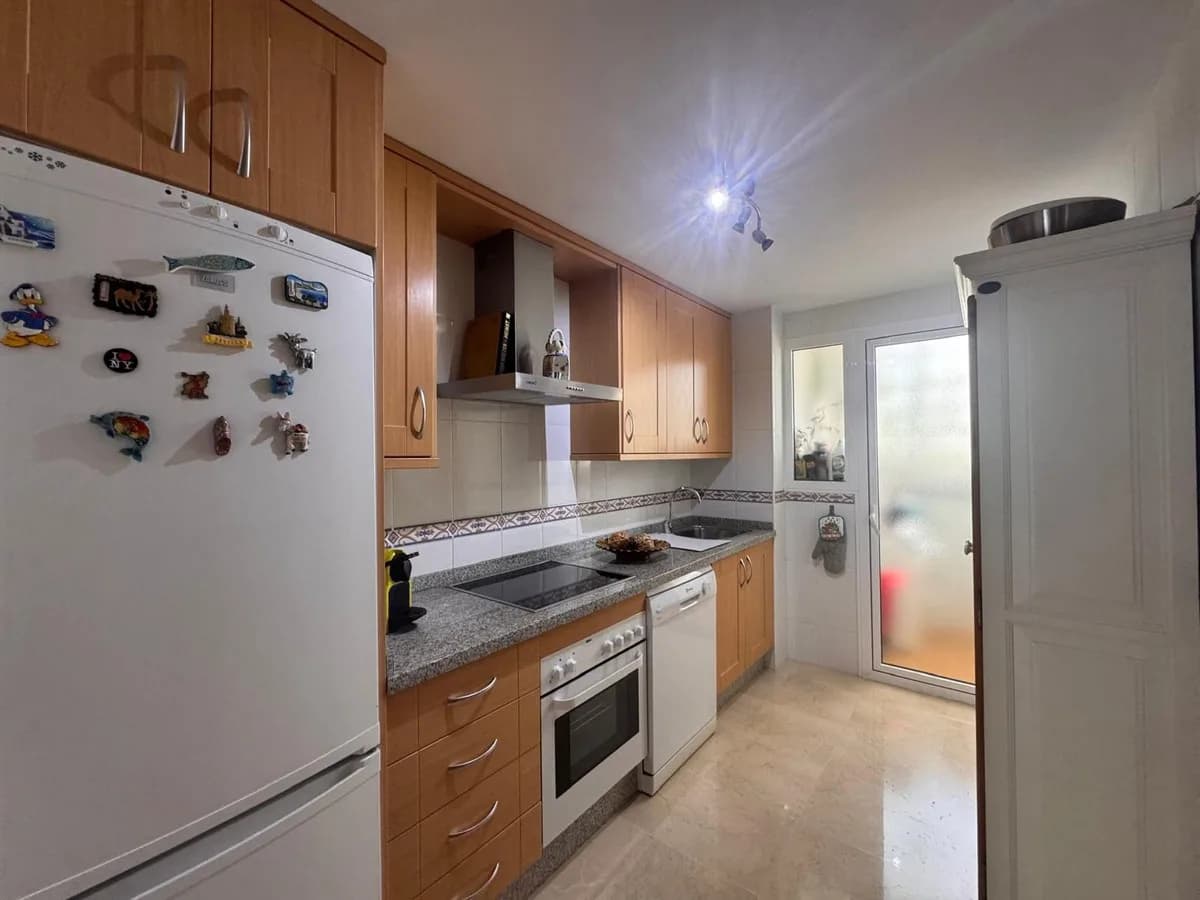 2 Bedroom Middle Floor Apartment for Sale in La Duquesa, Málaga - Image 7