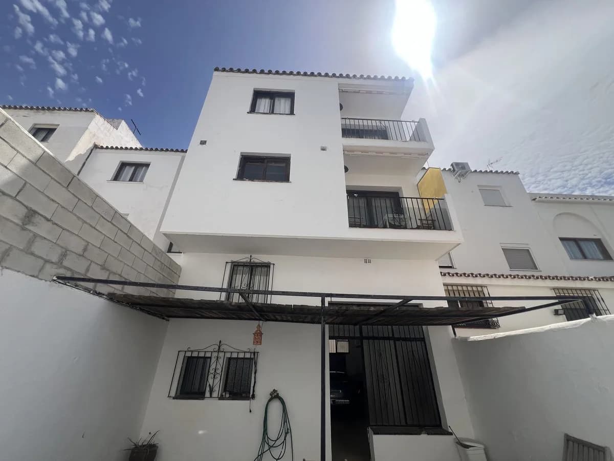 4 Bedroom Semi-Detached House for Sale in Estepona, Málaga